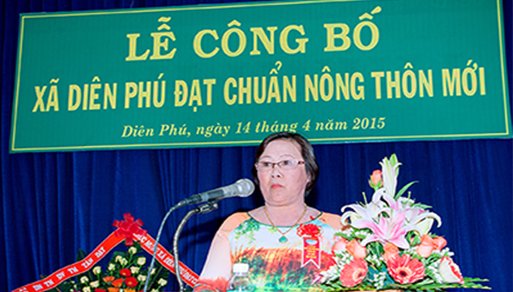 Cô Đinh Thị Kiều Hoa nhận danh hiệu Hộ Kinh Doanh Giỏi